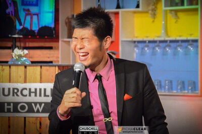 ケニアのテレビ番組に出演。場数を踏むことで国の文化や風土にチューニングした“ローカルな笑い”を極めた