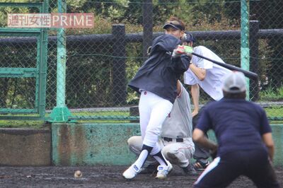 2009年7月、俳優チームの草野球に参加する中居正広