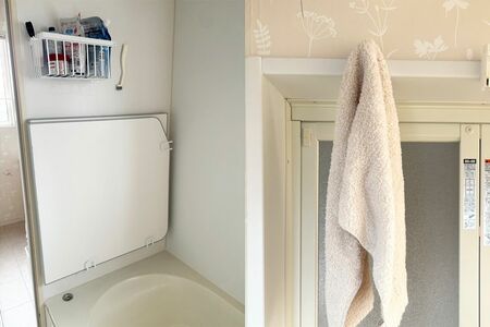 水アカやカビを引き寄せるので床置きは絶対にNG!