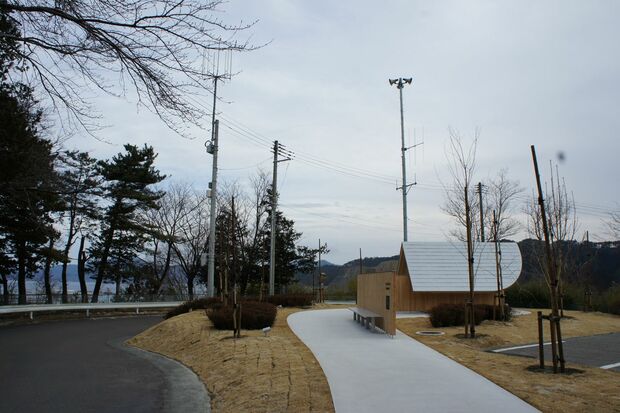 城山公園にある納骨堂（右手）。ここまで逃げれば津波に襲われることはない