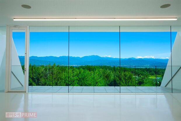 【みそ作り体験館】横９ｍ、縦３ｍの窓があるみそづくりの体験室。窓からは南アルプスの絶景が