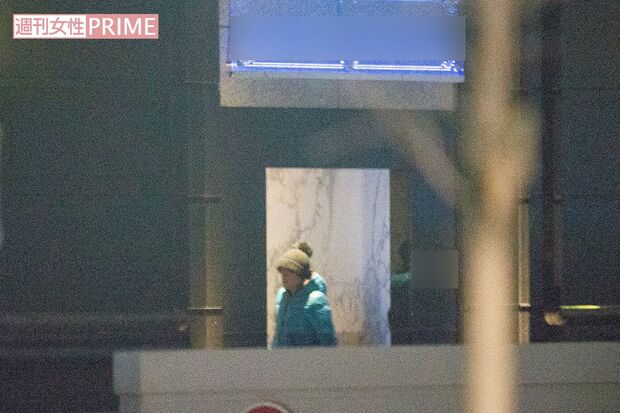 '15年2月、紗栄子似の女性と東京・五反田のラブホテルに入るスピードワゴン・井戸田潤