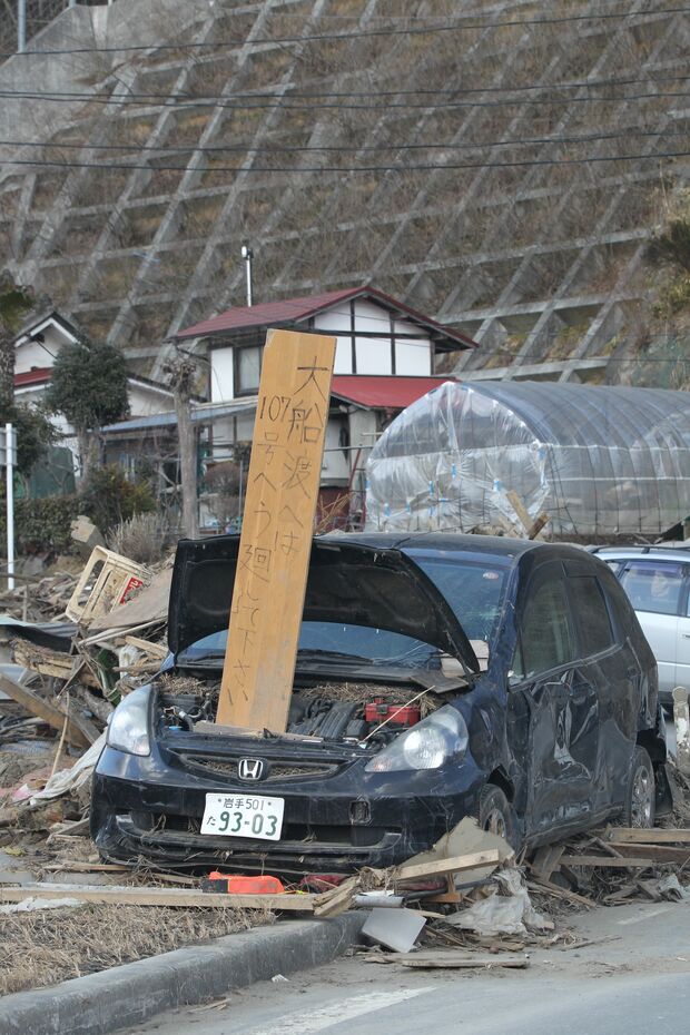 板に道案内が手書きでされていた（陸前高田市、2011年3月29日〜4月1日）