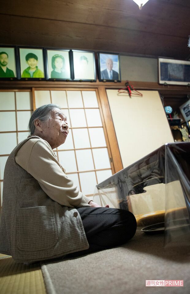 宮沢みきおさんの母、節子さん。部屋には遺影が