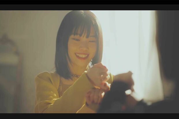 「ほぼダンスでした」と語った手話シーンが物議を醸しているアイナ・ジ・エンド『宝者』のMV（公式YouTubeチャンネルより）