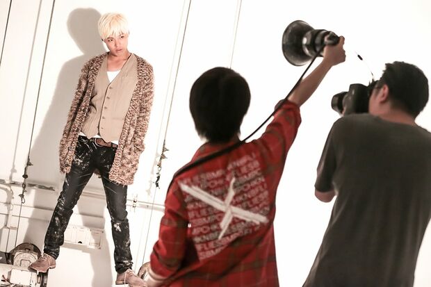 アーティスト写真の撮影現場に潜入!　「日本でもっとCDを出してコンサートしたい!　でもやらせてくれない……そう書いておいてください(笑)」なんて、おちゃめな発言にスタッフからも笑いが