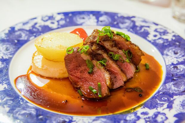 森山シェフ自慢の、鴨むね肉のロースト オレンジソース