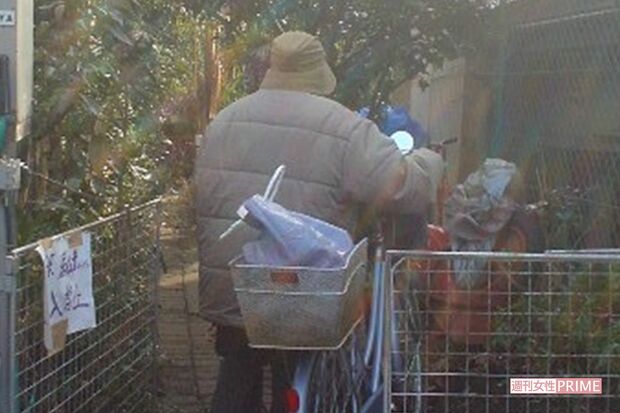 記者の質問を無視して自宅に入る渋谷容疑者（06年）