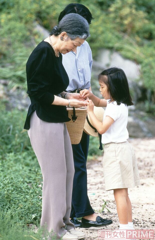 須崎御用邸近くの浜辺で仲よく触れ合われる眞子さまと美智子さま（'98 年8月）ネームあり