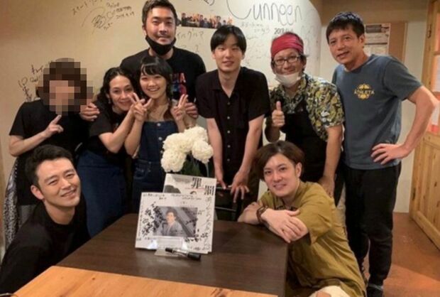 『罪と罰』メンバーでの三浦春馬さん追悼会の様子（画像はSNSより）