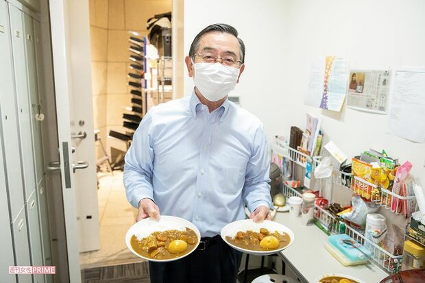 宗次ホールのスタッフの昼食に手作りのシーフードカレーを用意