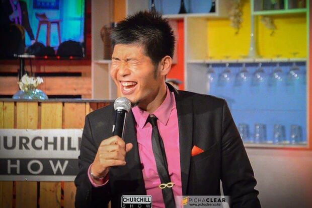 ケニアのテレビ番組に出演。場数を踏むことで国の文化や風土にチューニングした“ローカルな笑い”を極めた