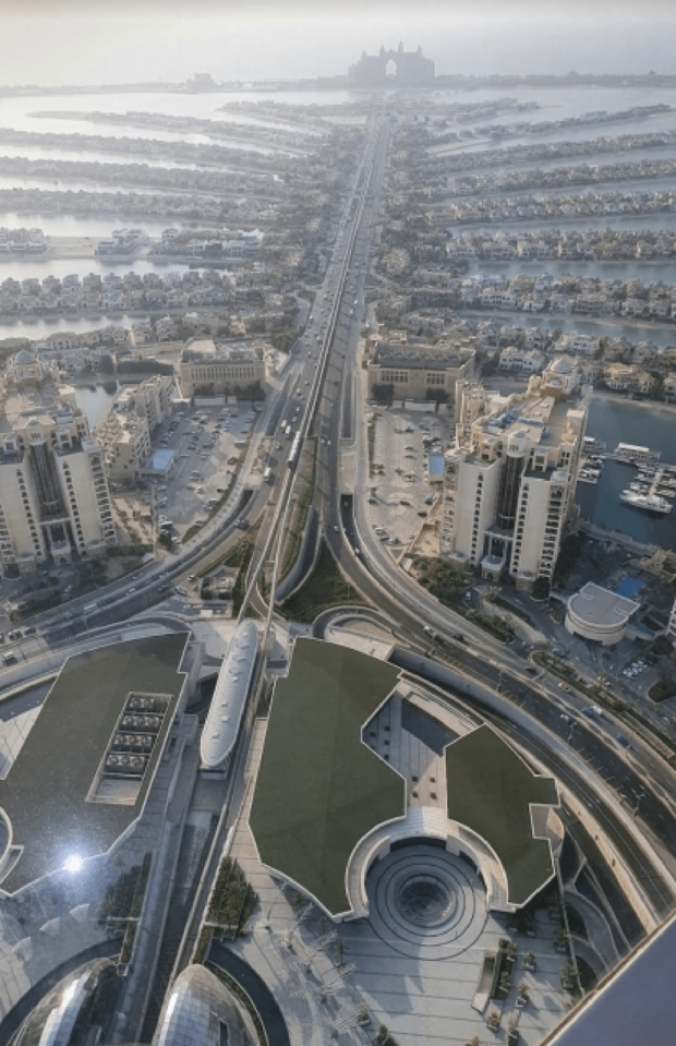 上から見るとパームツリーの形をしている人工島「パーム・ジュメイラ」。葉のような部分にはプライベートビーチ付きのヴィラや一軒家が建ち並ぶ