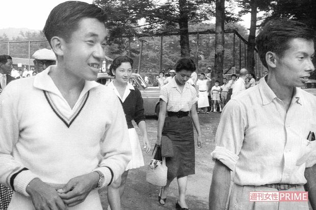 1958年、軽井沢で夏休みを過ごした織田さん（右）と上皇ご夫妻（後列左が美智子さま）