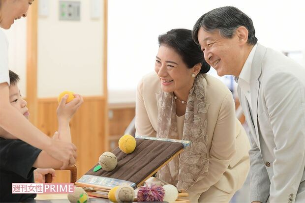 '18年9月、脳性まひなどの障害を持つ子どもたちが訓練する様子を優しい笑顔で見守られる天皇陛下と雅子さま