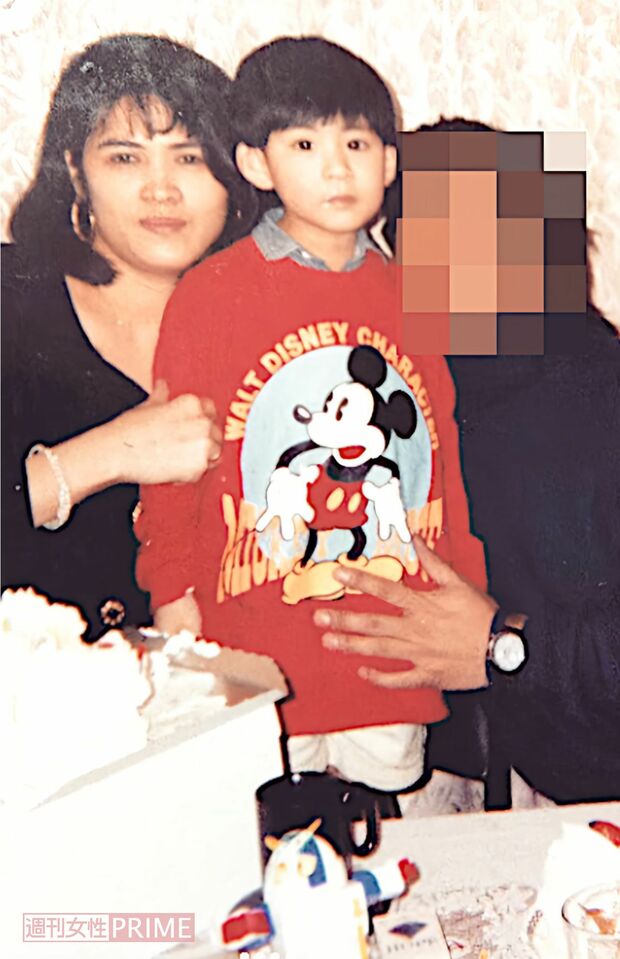 子どものころ、母親と　写真提供／ブローハン聡さん　