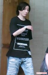 田中樹から“中学生みたい”とイジられているTシャツ姿で、スタジオから出てきた京本大我