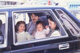 眞子さま4歳、佳子さま1歳、秋篠宮ご一家で葉山御用邸へ（1996年4月）
