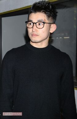 '20年11月、直撃取材を受ける才賀紀左衛門