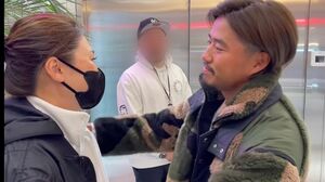 小平智が肩を掴み顔を近づけるも妻の古閑美保にはイヤイヤをされて…（小平のYouTubeチャンネルより　※編集部で一部加工）