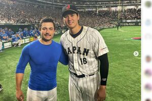 「WBC2023」でデビッド・フレッチャーと写真を撮った大谷翔平（公式インスタグラムより）
