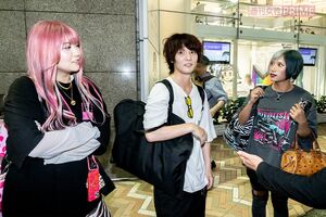 あいまいな回答をする『ぱーてぃーちゃん』リーダーにイラ立ちを隠せないきょんちぃ（左）。一方の信子は不測の事態を楽しんでいた