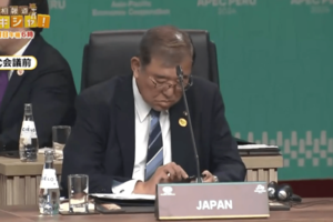APECの会議場でスマホをいじる石破茂首相（日テレNEWSの公式ホームページより）