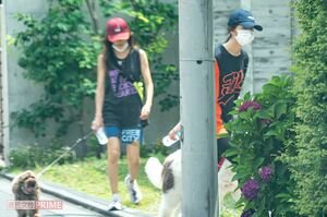 6月初旬、犬の散歩をさせている工藤静香とKoki,