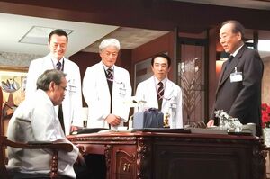 未知子のオペの後、“メロンです、請求書です”と現れる晶さん（右端）(c)テレビ朝日