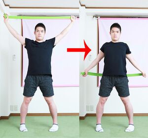 肩甲骨・二の腕に効く【1】つま先重心で、タオルやひもをピンと張り両腕を上げる。内股にして立つと体幹を意識できてGOOD！【2】そのまま両腕を後ろに回す。腰ぐらいの位置にきたら、前に戻す。肩甲骨がほぐれて肩こりの解消になるだけでなく、二の腕のたるみにも効果的。