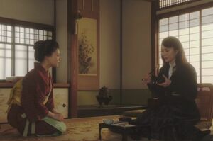 芝居茶屋の女中を演じる杉咲(左)は、道頓堀のスター女優役の井川遥(右)とも共演中(『おちょやん』より)