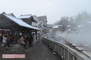 雪がチラつく草津温泉の湯畑周辺