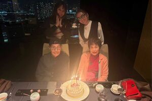 加トちゃんと、おばあちゃん。大好きな2人の誕生日祝い♪　写真提供／加藤綾菜