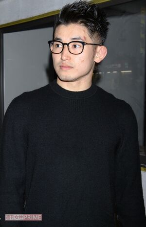 '20年11月、直撃取材を受ける才賀紀左衛門