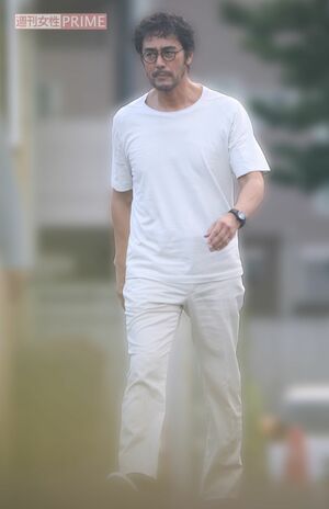 2025年6月、映画『見上げてごらん』撮影で、険しい顔つきで撮影現場を下見する阿部寛