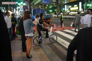 2012年、夜の六本木を自転車で颯爽と行く草なぎ剛