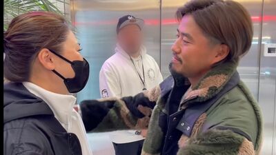 小平智が肩を掴み顔を近づけるも妻の古閑美保にはイヤイヤをされて…（小平のYouTubeチャンネルより　※編集部で一部加工）