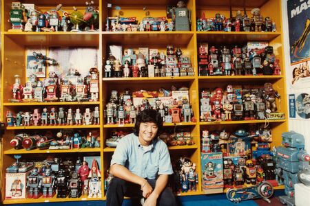 ミュージアムのオープン前、実家のスポーツ店で働き、集めたコレクションを棚に並べてパチリ