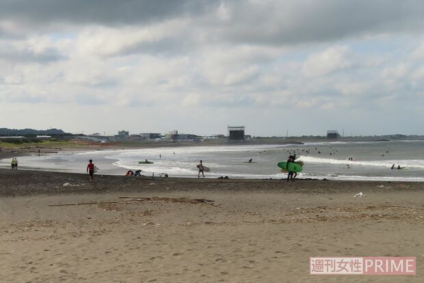 決勝の翌日、五輪会場に隣接する海岸では多くの親子サーファーが。奥に五輪施設が見える