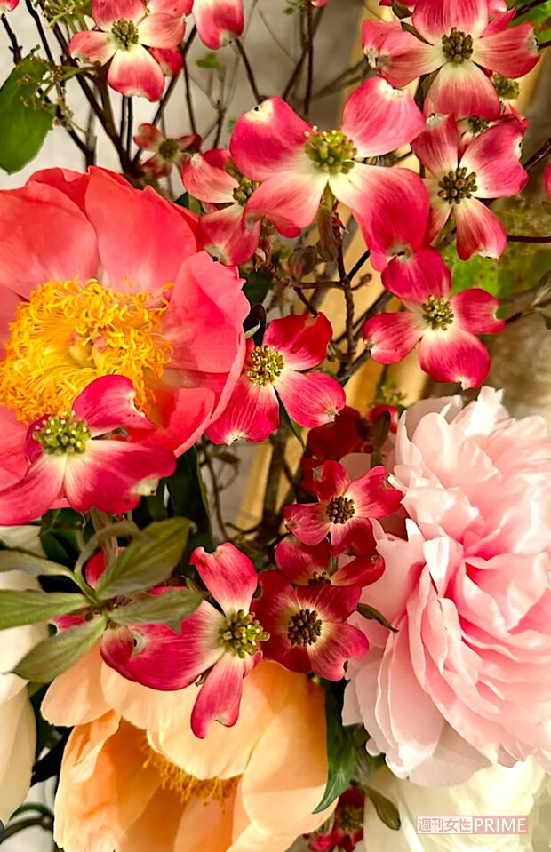 「絵のようなお花に癒されています」。生花を絶やさずリビングに飾り、心も豊かに　撮影／紫吹淳