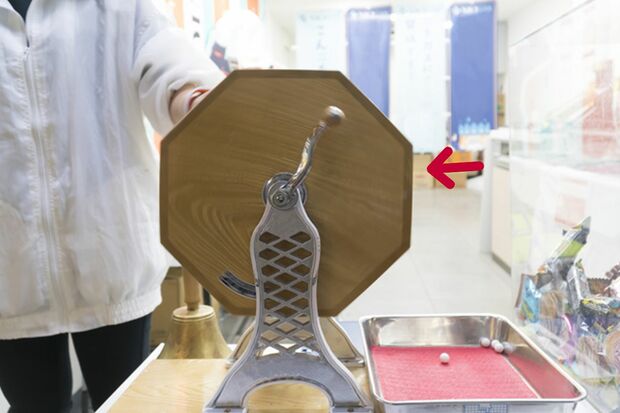 【Q2】ガラガラ回して玉を出す器具