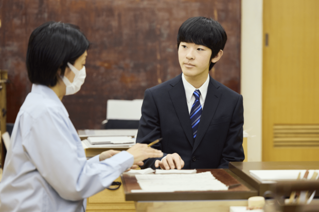 赤坂東邸で成年にあたっての記者会見に臨まれた悠仁さま(写真/宮内庁提供)