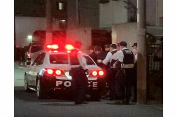 パトカーに乗せられる野村直紀容疑者（画像中央＝近所の住民提供）