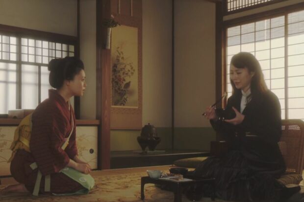 芝居茶屋の女中を演じる杉咲（左）は、道頓堀のスター女優役の井川遥（右）とも共演中（『おちょやん』より）