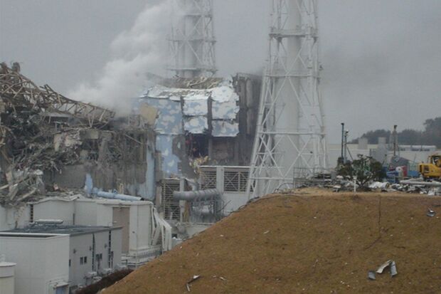 爆発で噴煙を上げる福島第一原発。『最悪のシナリオ』の懸念もあった