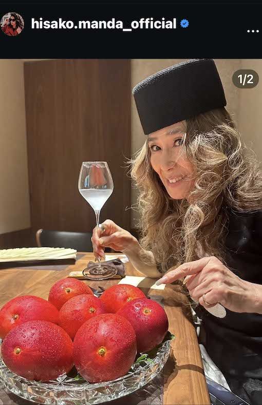 たびたび話題となる“メーテル帽”の萬田久子。やはりワイングラスが似合う!（写真は本人インスタグラムより）