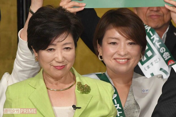 2017年6月、「都民ファーストの会」総決起大会で小池百合子氏に寄り添う荒木千陽氏