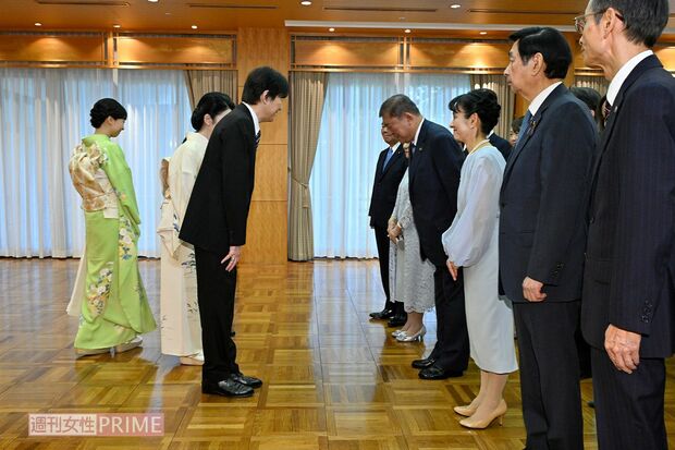 2025年9月10日、悠仁さまの成年を祝う昼食会にて、秋篠宮ご一家と挨拶を交わす石破首相