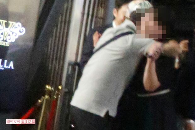 女性スタッフに抱きつくでんでん