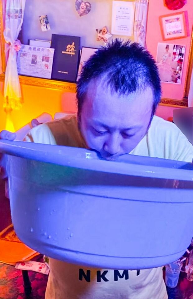 洗面器で酒を飲む木村仁容疑者（19年のハロウィーン）
